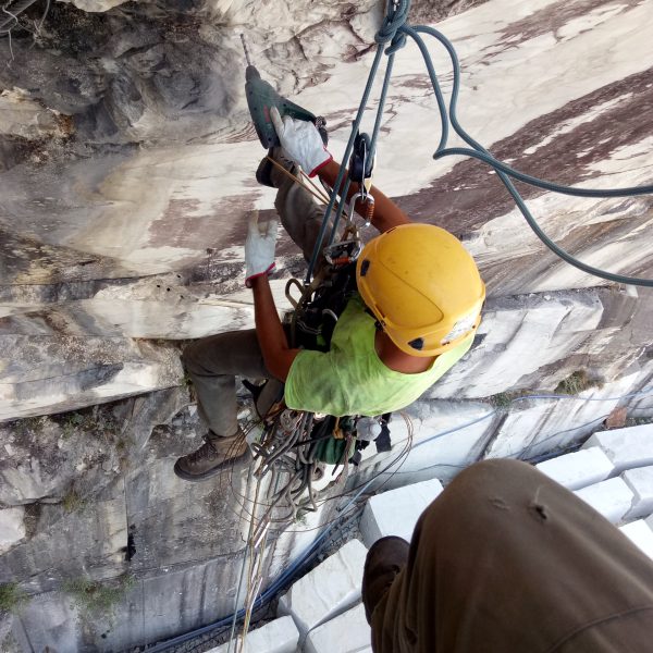 Lavori su Fune Disgaggi Messa in Sicurezza Pareti Rocciose Livorno Pisa Lucca (11)